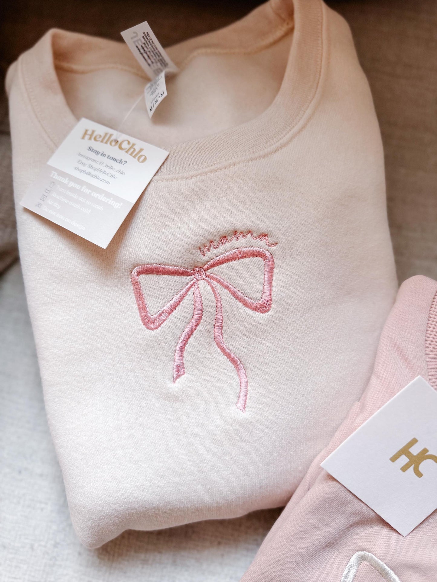 Mama Bow Embroidered Crewneck (Sweet Cream/Pink)